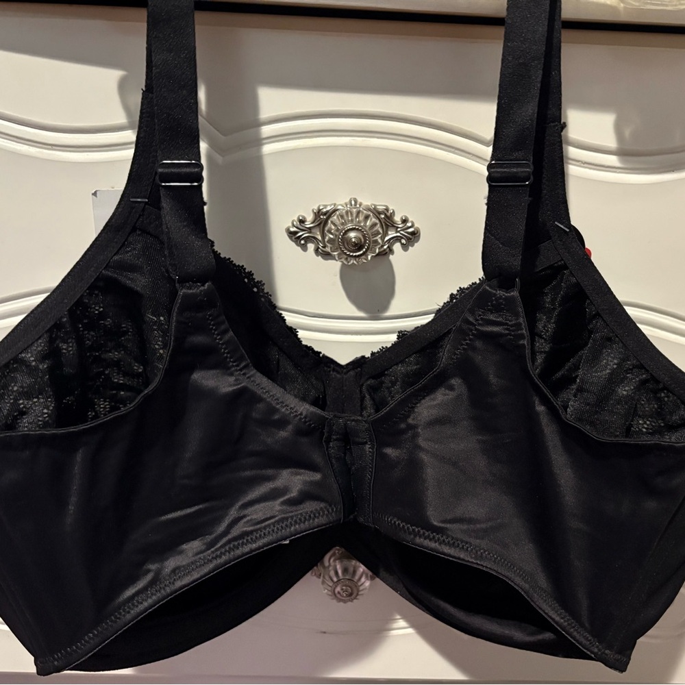 Black Avenue Lace Bra ,
New With Tags .
Size 44DDD - Picture 6 of 6